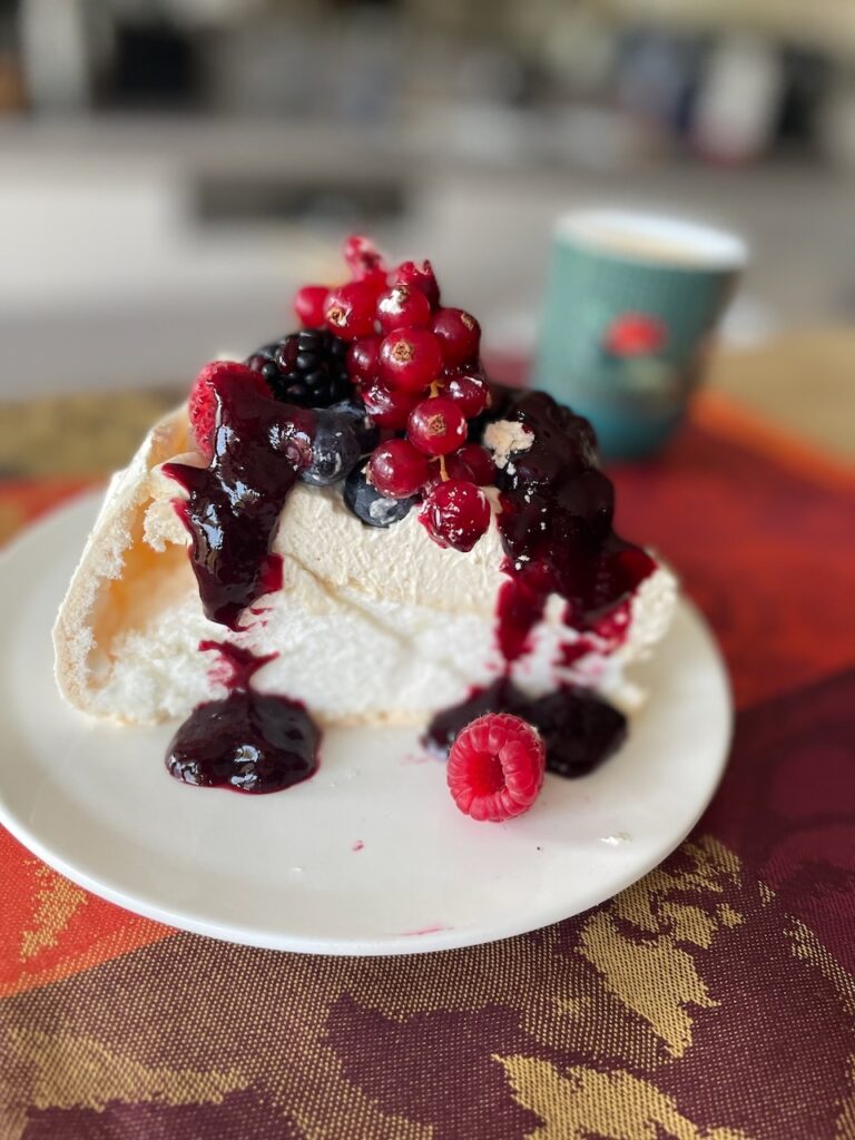 PAVLOVA– непревзойдённая хрупкость бытия (традиционный рецепт) — Claire &  gourmand